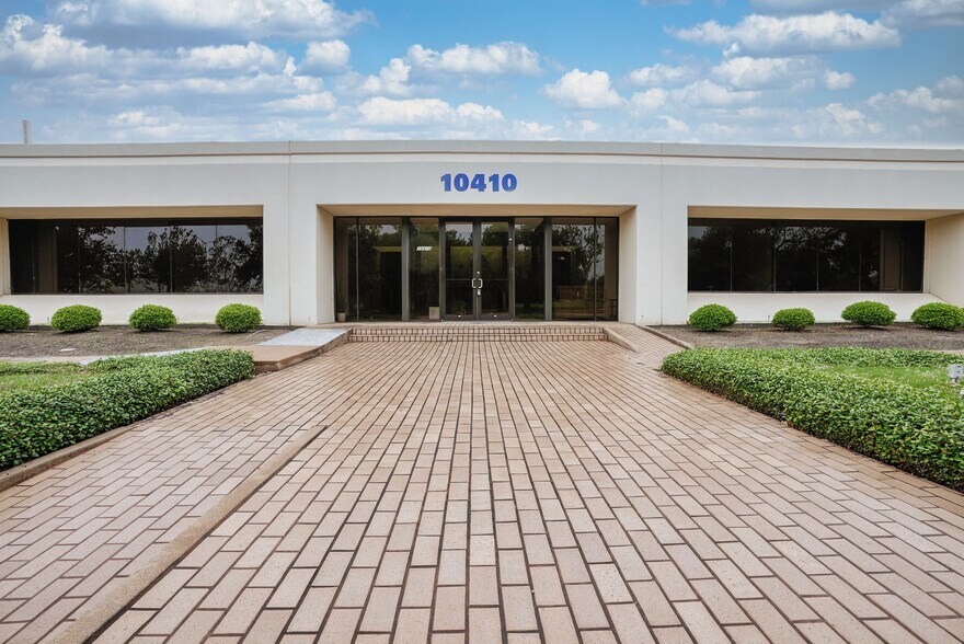 More Photos Of 10410 Corporate Dr, Sugar Land Research And Development For Lease