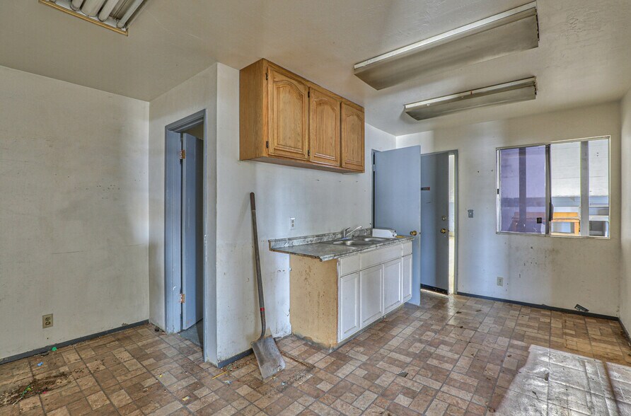 More Photos Of 50 Chamberlain St, Salinas Warehouse For Sale
