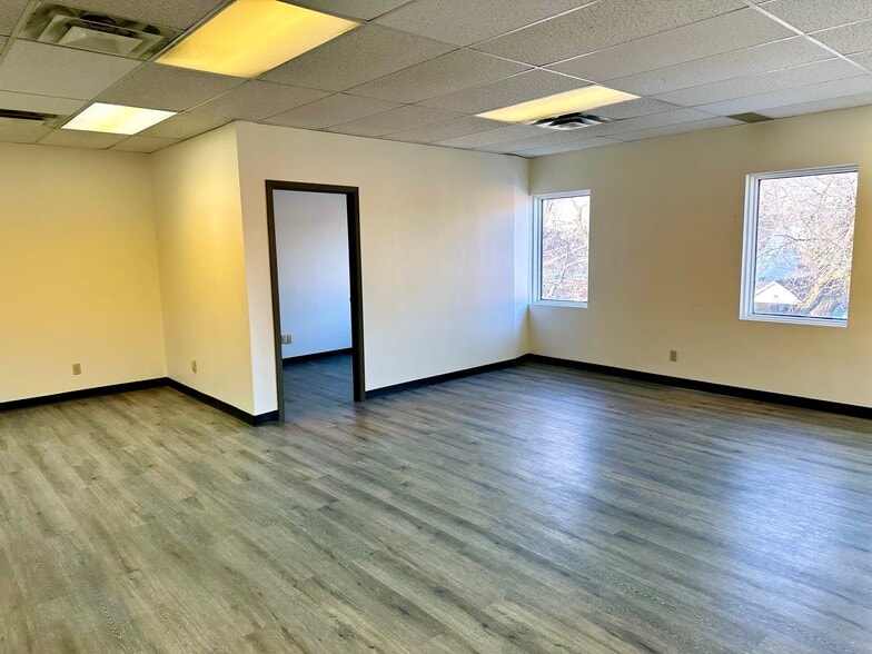 More Photos Of 2350-2352 Ch Herron, Dorval Office For Lease