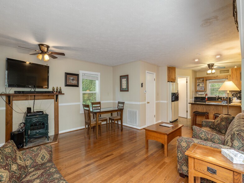More Photos Of 8826 Boylston Hwy, Mills River Flex For Sale