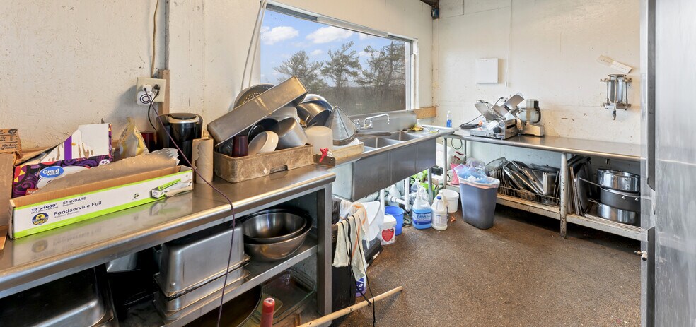 More Photos Of 669 E National Pike, Washington Restaurant For Sale