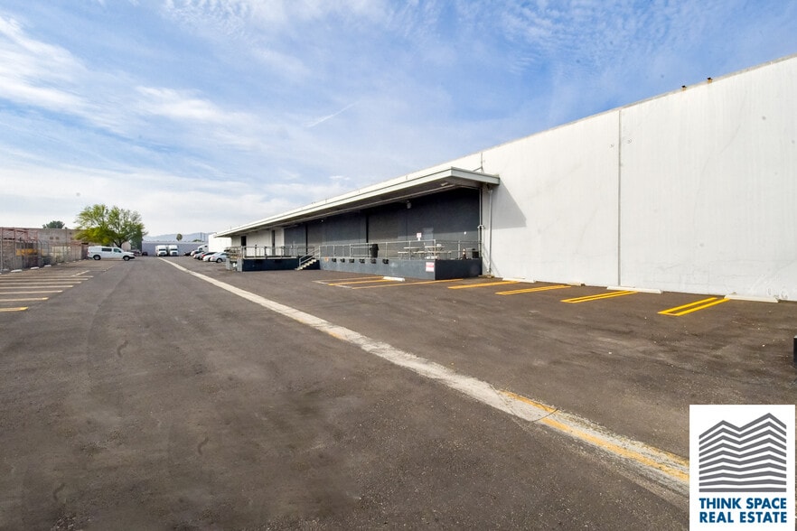 More Photos Of 9419 Mason Ave, Chatsworth Manufacturing For Lease