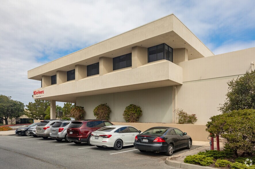 More Photos Of 5 Mandeville Ct, Monterey Flex For Sale