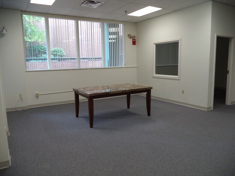 More Photos Of 1117 Elm St, Manchester Office For Lease