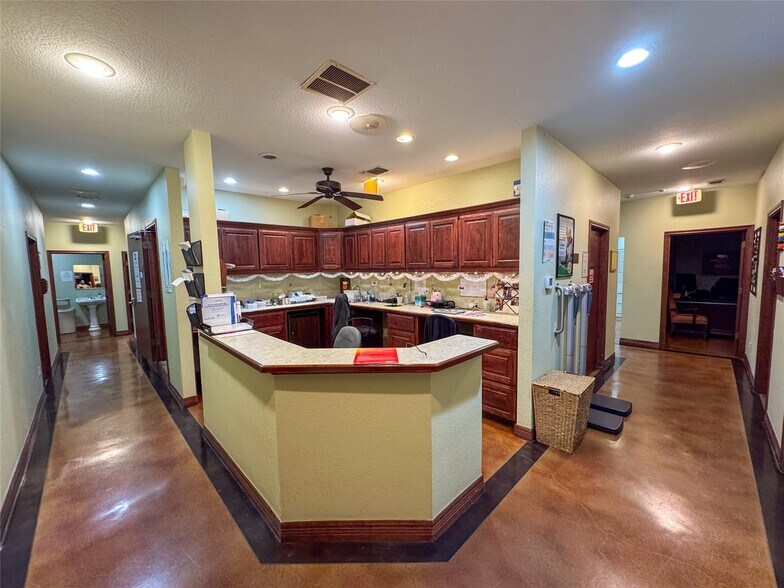 More Photos Of 1700 Gallagher Dr, Sherman Medical For Sale