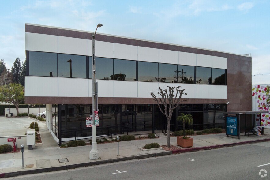 More Photos Of 17050 Ventura Blvd, Encino Office For Lease