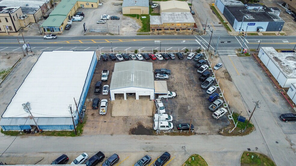 More Photos Of 120 E Mulberry St, Angleton Auto Dealership For Lease