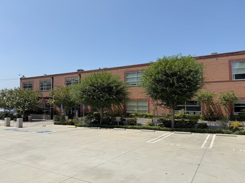 More Photos Of 100 E Tujunga Ave, Burbank Loft Creative Space For Lease