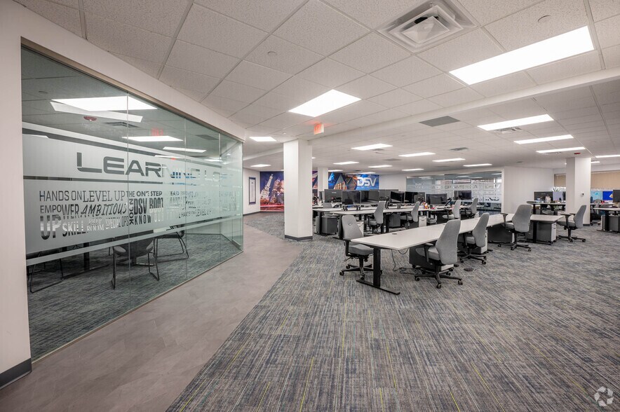 More Photos Of 3905 Vincennes Rd, Indianapolis Office For Lease