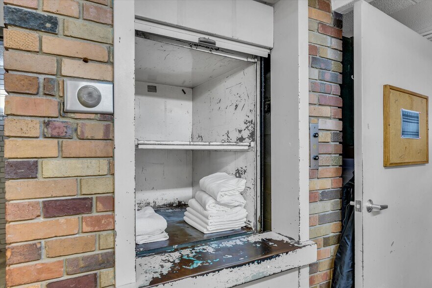 More Photos Of 1907 N Cunningham Ave, Urbana Hotel For Sale