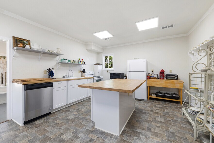 More Photos Of 201 Nugent Ave ave, Johnson City Hotel For Sale