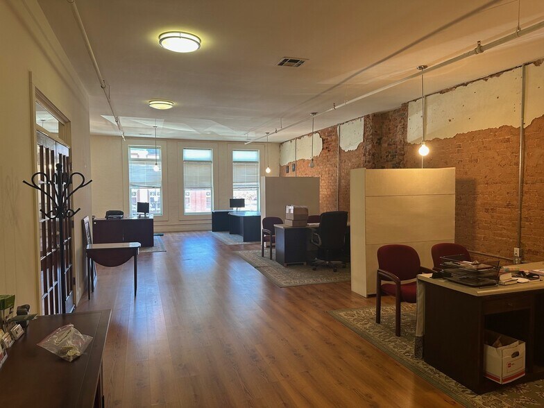 More Photos Of 22 West Court Sq, Newnan Office For Lease