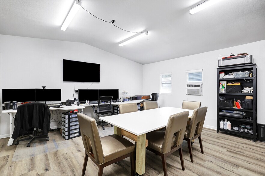 More Photos Of 1016 E Borgfeld Dr, San Antonio Flex For Sale