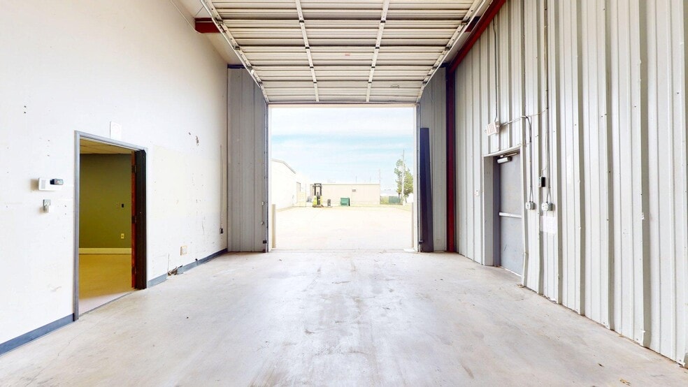 More Photos Of 2109 N Yellowood Ave, Broken Arrow Light Distribution For Lease