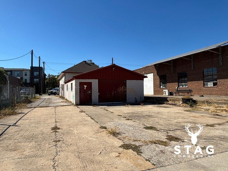 More Photos Of 711 S Elm St, Denton Office For Lease