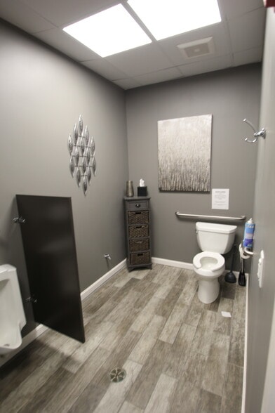 More Photos Of 2302 Turnpike St, North Andover General Retail For Lease