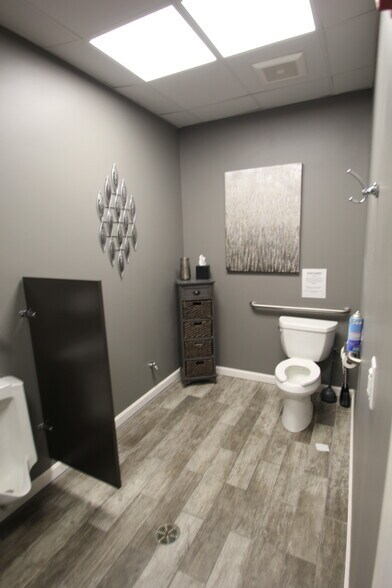 More Photos Of 2302 Turnpike St, North Andover General Retail For Lease