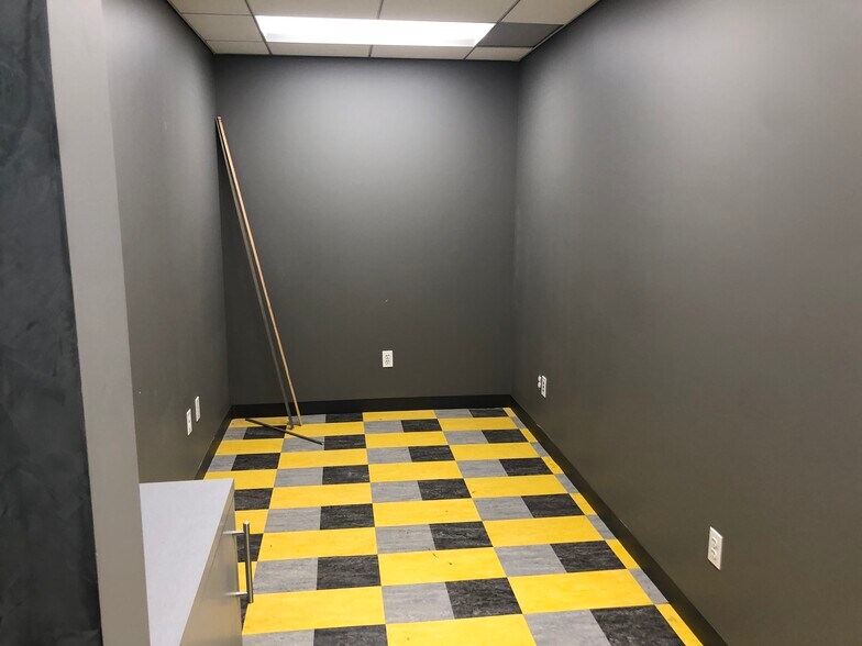 More Photos Of 1670 Old Country Rd, Plainview Office For Lease