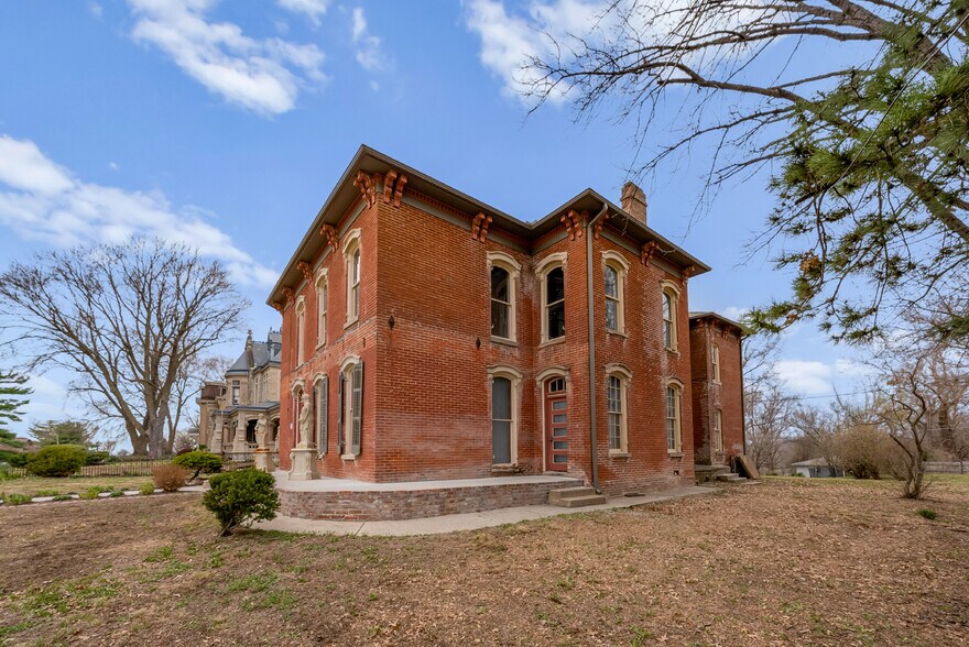 More Photos Of 809 Hall St, Saint Joseph Hospitality For Sale