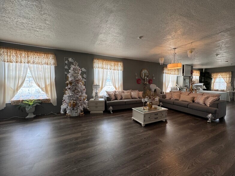 More Photos Of 1221 Overland Ave, Burley Storefront For Sale