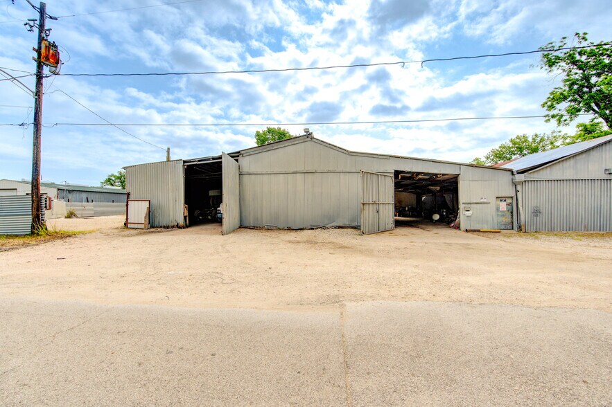 More Photos Of 3416 Sakowitz St, Houston Warehouse For Sale