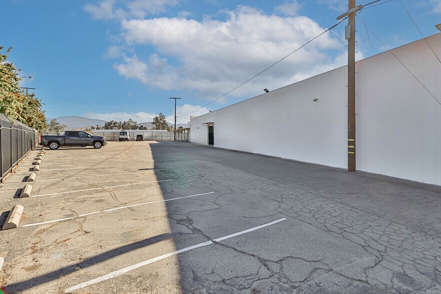 More Photos Of 7428 Bellaire Ave, North Hollywood Warehouse For Lease