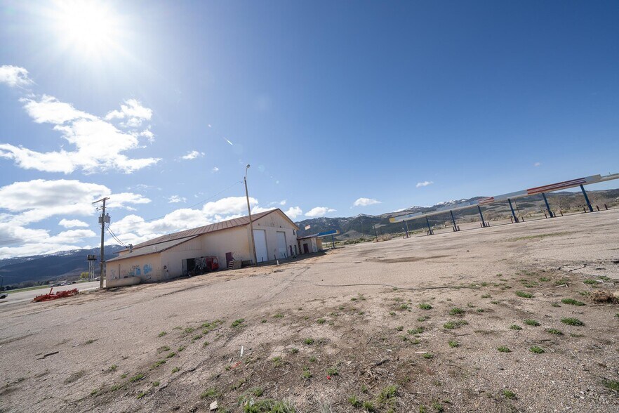 More Photos Of 225 N Highway 91, Summit Service For Lease