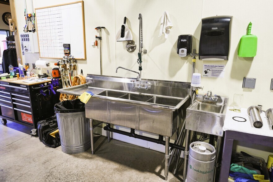 More Photos Of 194 SE Main St, Winston Flex For Sale