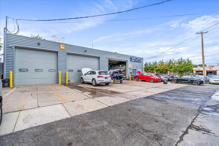 More Photos Of 15 Windsor Ct, Mineola Warehouse For Sale