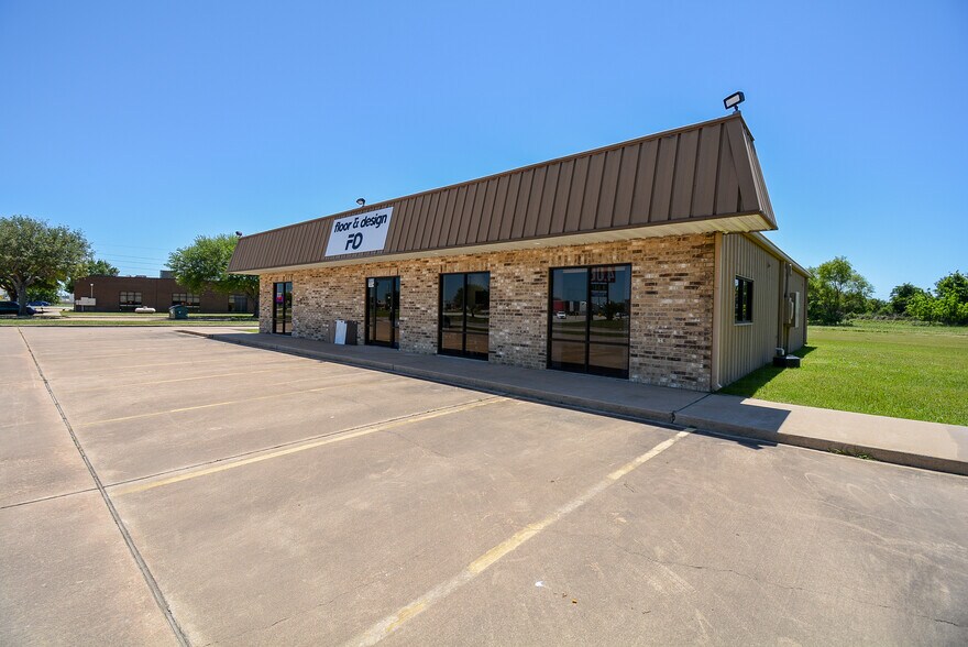 More Photos Of 193 Schmidt Rd, Sealy Freestanding For Sale