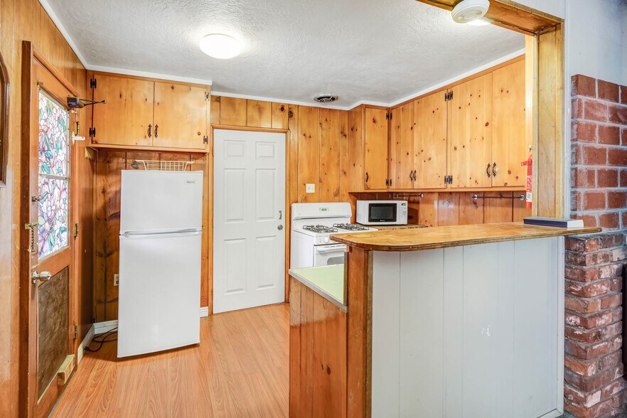 More Photos Of 1054-1098 State Highway 2, Wrightwood Hospitality For Sale