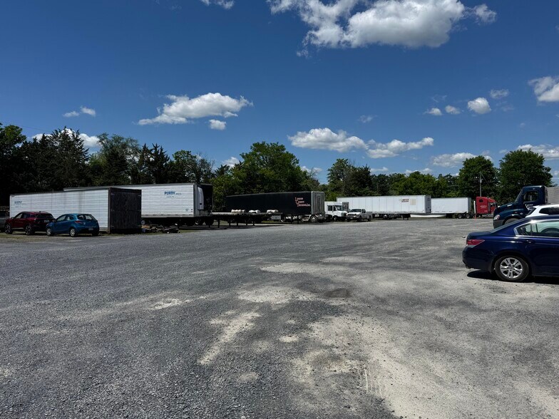 More Photos Of 140 Storage Solutions Ln, White Post Warehouse For Lease