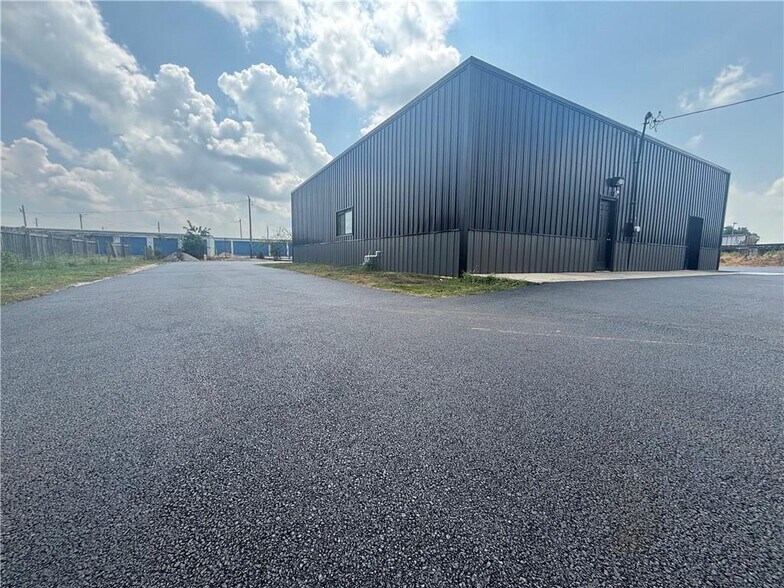 More Photos Of 1937 Maple Ave, Mattoon Warehouse For Sale