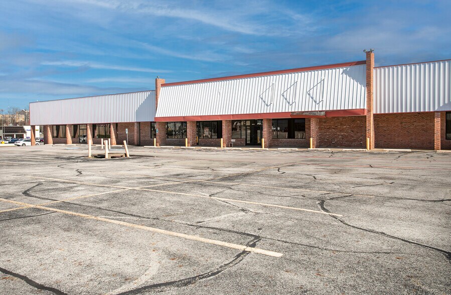 More Photos Of 315-330 E Spring St, Palestine Unknown For Lease