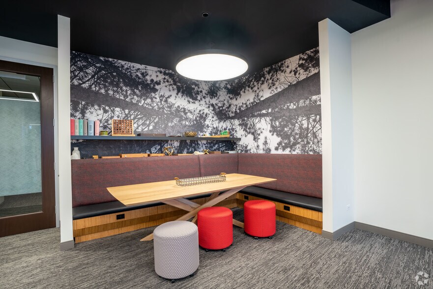 More Photos Of 8550 W Bryn Mawr Ave, Chicago Office For Lease