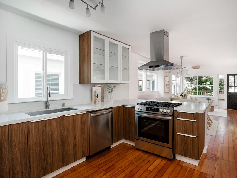 More Photos Of 58 Ozone Ave, Venice Specialty For Sale