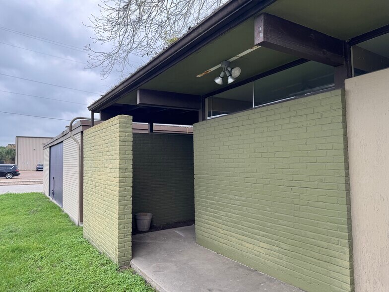 More Photos Of 611 N Esplanade St, Cuero Medical For Sale