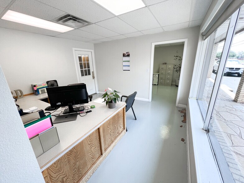 More Photos Of 311 E Illinois Ave, Midland Office For Sale