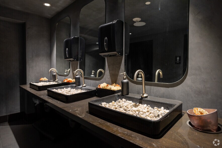 More Photos Of 701 W 7th St, Los Angeles Apartments For Lease