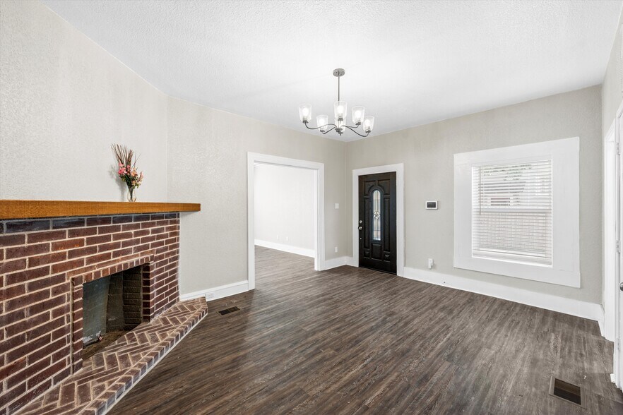 More Photos Of 1314 N 15th St, Waco General Retail For Sale