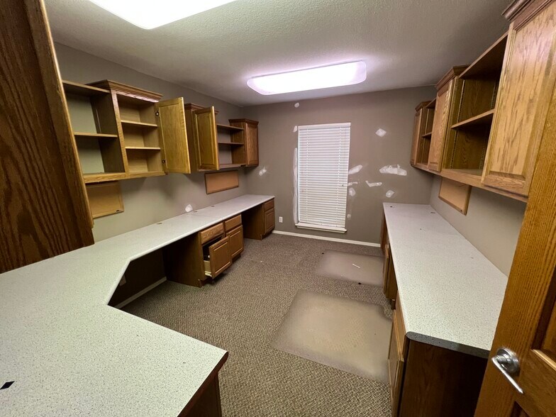 More Photos Of 14716 S Grant St, Bixby Light Distribution For Lease