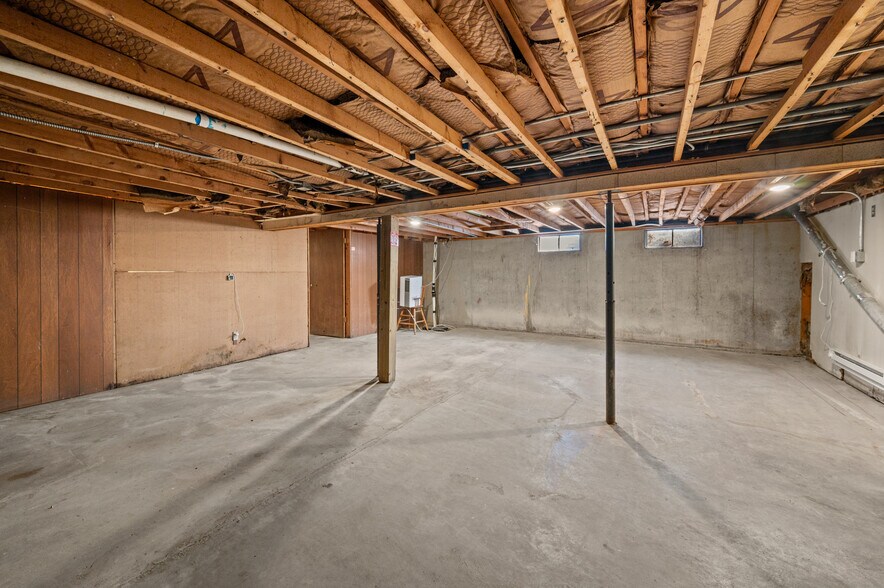 More Photos Of 304 Hankes Ave, Aurora Apartments For Sale