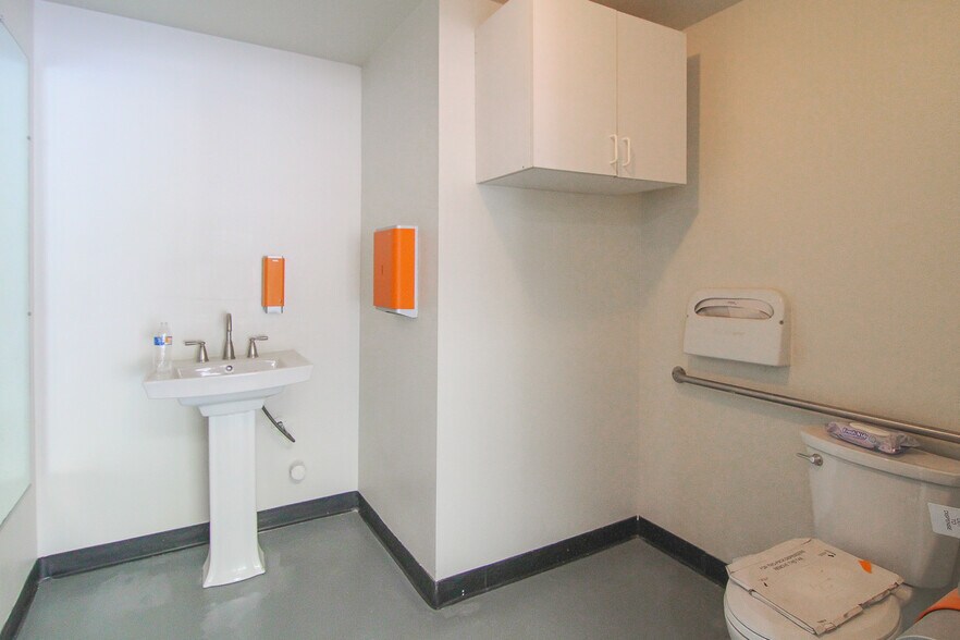 More Photos Of 26081 Bouquet Canyon Rd, Santa Clarita Freestanding For Lease