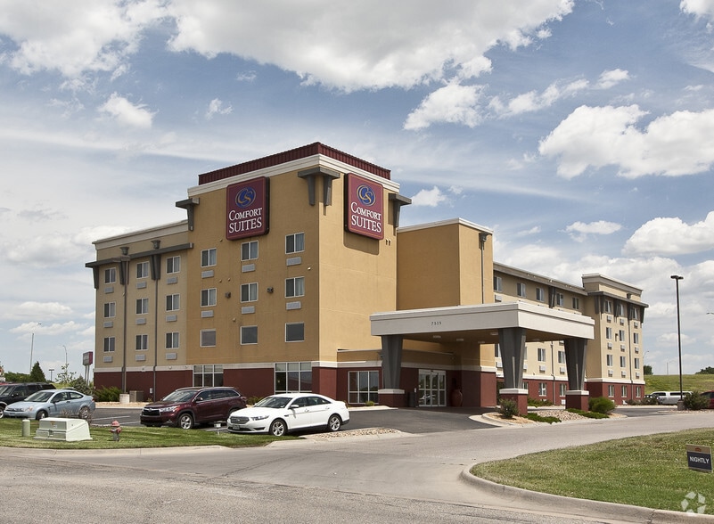 Primary Photo Of 7515 W Taft St, Wichita Hotel For Sale