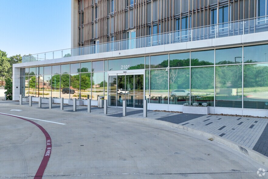 More Photos Of 2101 Westpark Ct, Euless Medical For Lease