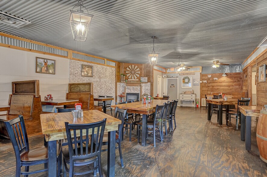 More Photos Of 117 S Franklin St, Colbert Restaurant For Sale