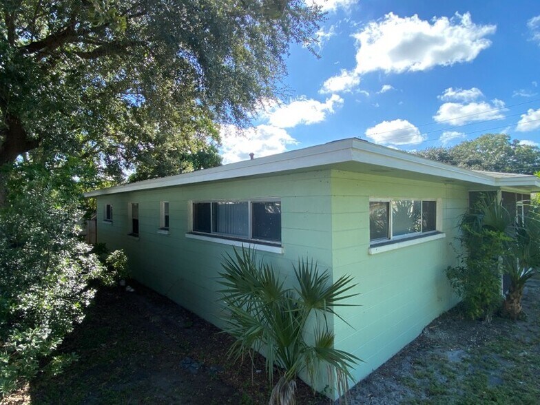 More Photos Of 3111 26th St W, Bradenton Flex For Sale