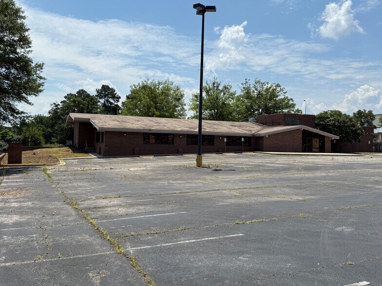 More Photos Of 7201 Crestwood Blvd, Birmingham Restaurant For Lease