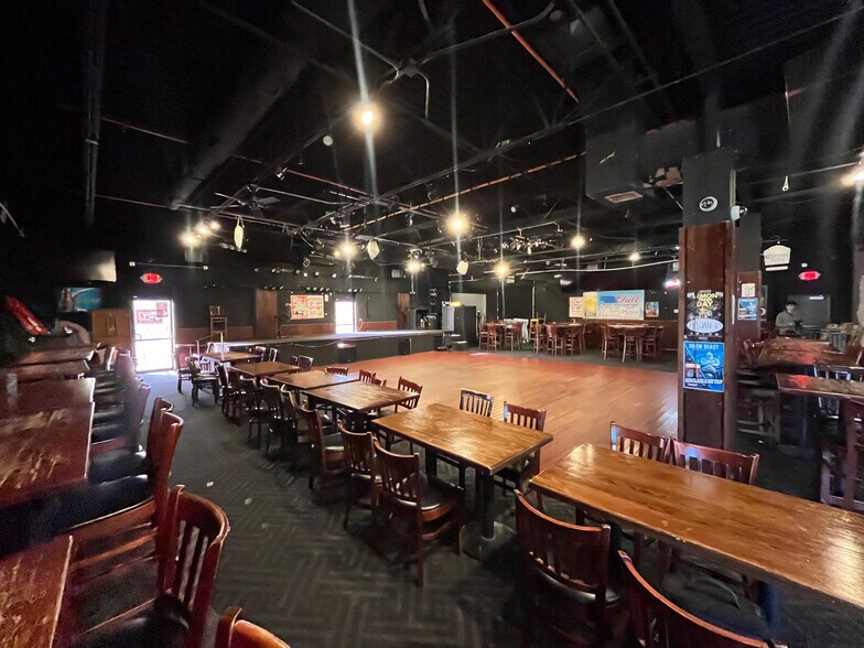 More Photos Of 14306-14342 U St, Omaha Freestanding For Sale