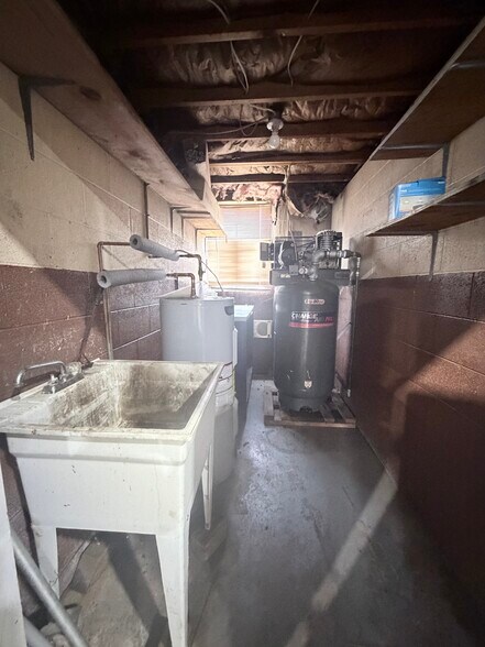 More Photos Of 209 N Estill Ave, Richmond Warehouse For Lease